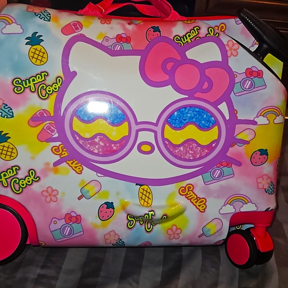 Hello Kitty Ride on Luggage - Picture 4 of 9
